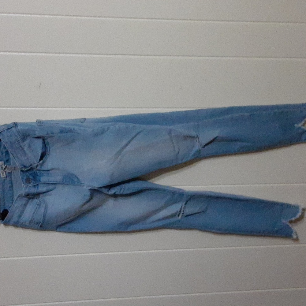 Refuge jeans Womens size 6 stretch soft distressed on leg and ankle light denim